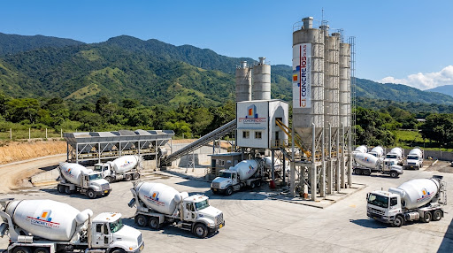 Planta dosificadora y silos de C.I. CONCRETOS S.A.S. con flota de camiones mixer