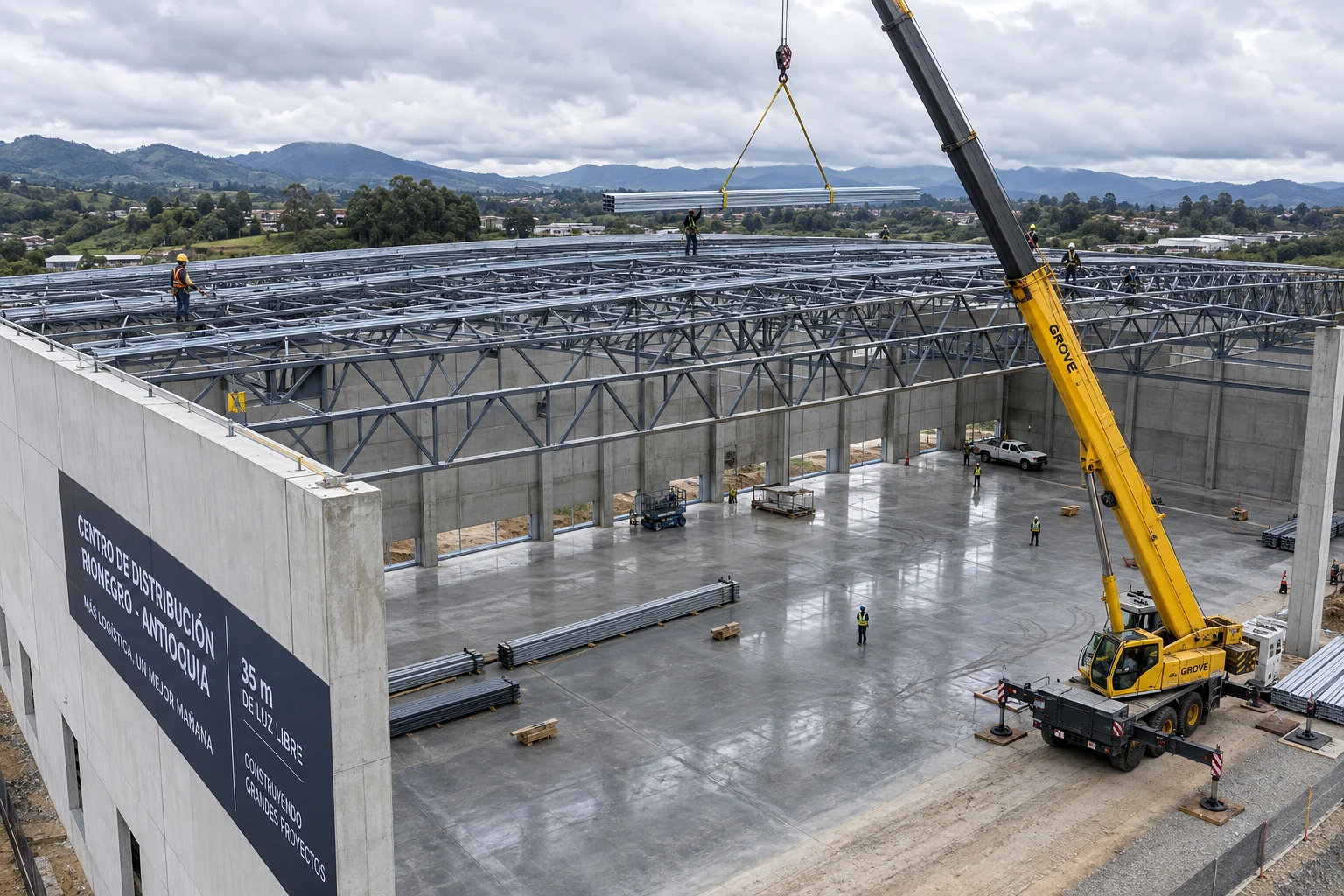 Centro de distribución en construcción con cerchas de 35 m de luz libre en Rionegro