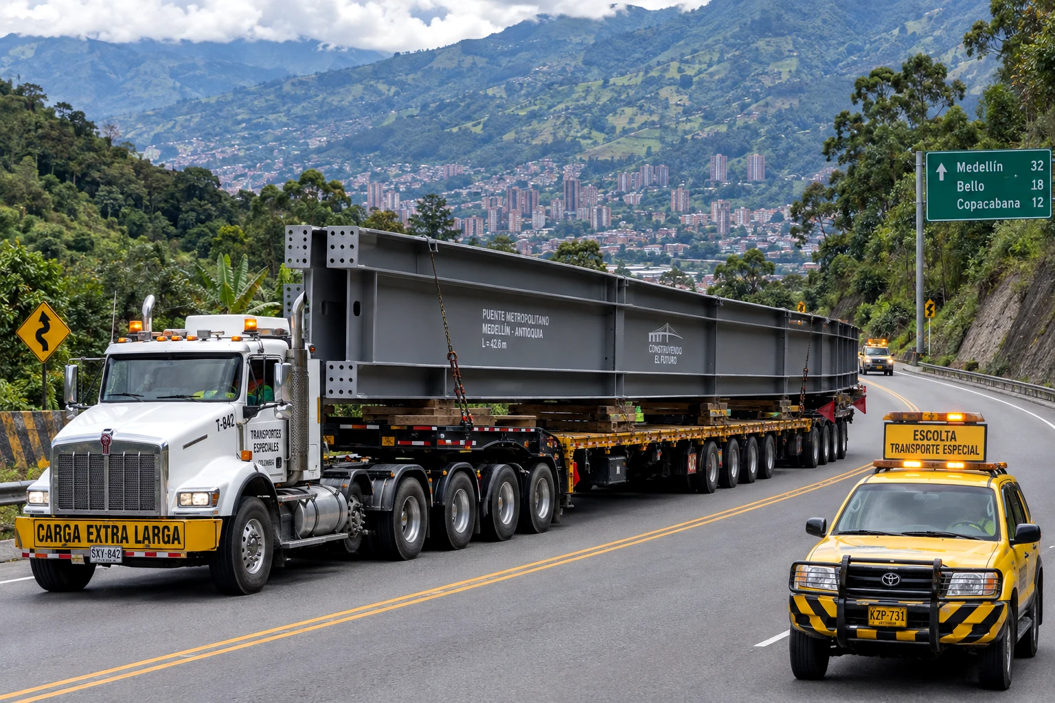 Transporte de vigas metálicas en cama baja por vía Las Palmas hacia Medellín