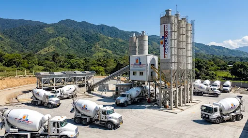 Planta dosificadora y silos de C.I. CONCRETOS S.A.S. con flota de camiones mixer