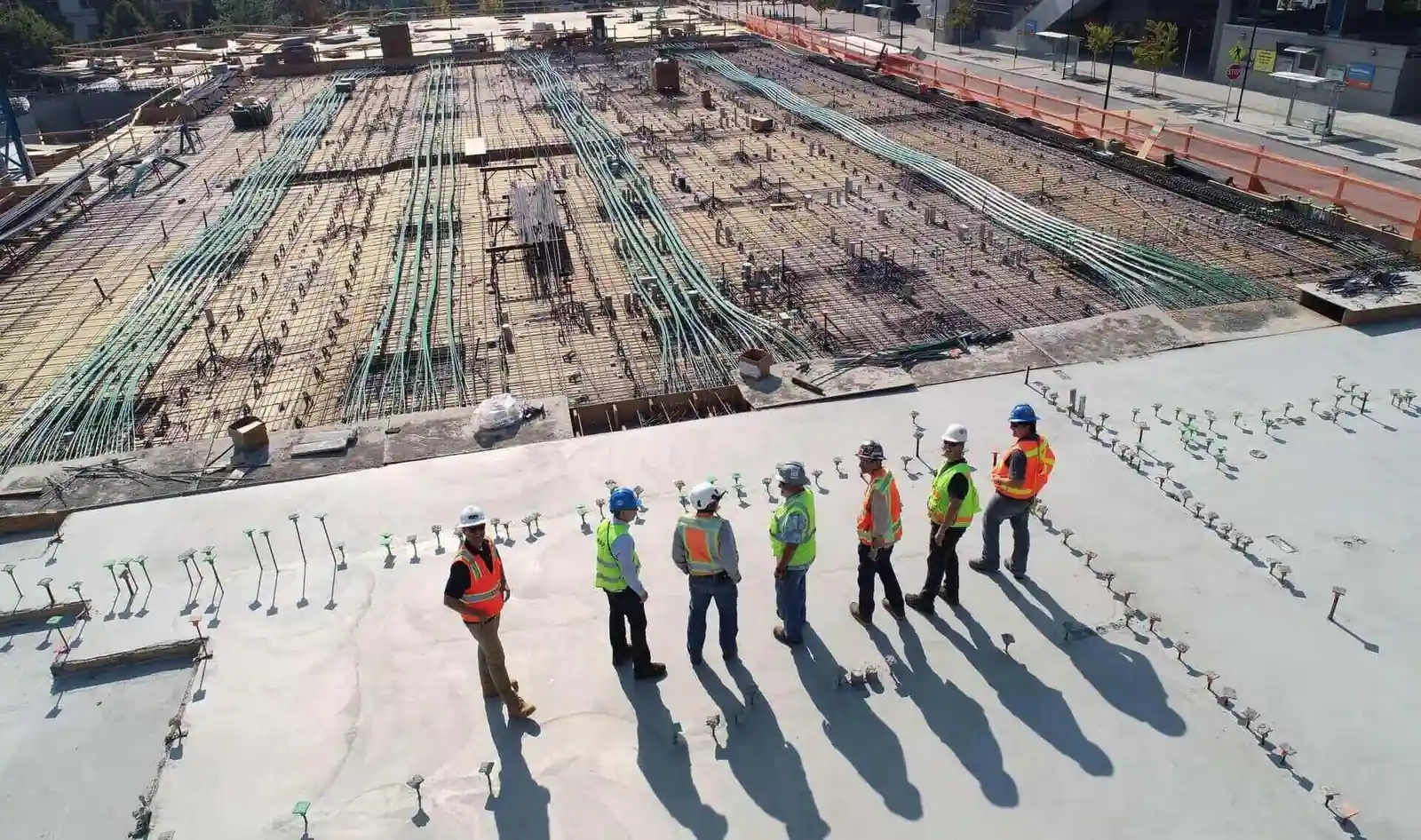 Cuadrilla de ingenieros y fundición de concreto de CI CONCRETOS S.A.S.