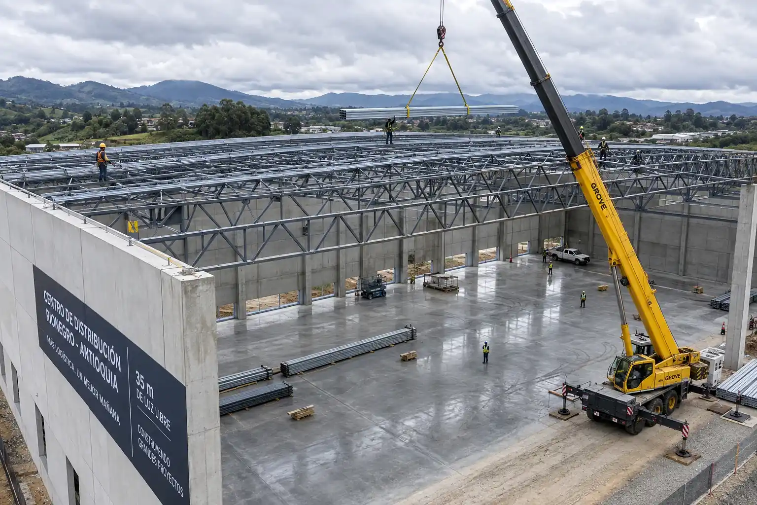 Centro de distribución en construcción con cerchas de 35 m de luz libre en Rionegro