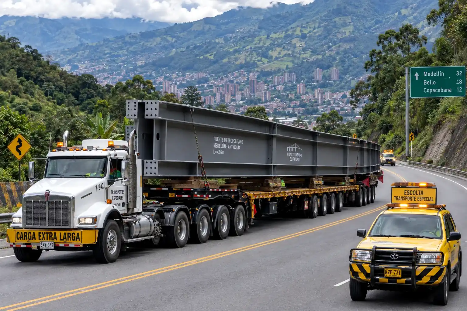 Transporte de vigas metálicas en cama baja por vía Las Palmas hacia Medellín